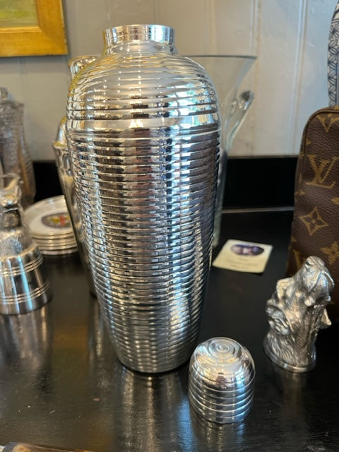 Ribbed cocktail shaker