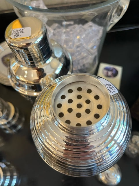 Ribbed cocktail shaker