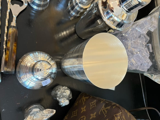 Ribbed cocktail shaker